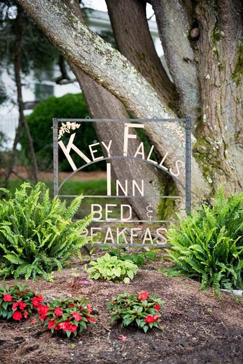 The Key Falls Inn bed and breakfast sign by the drive